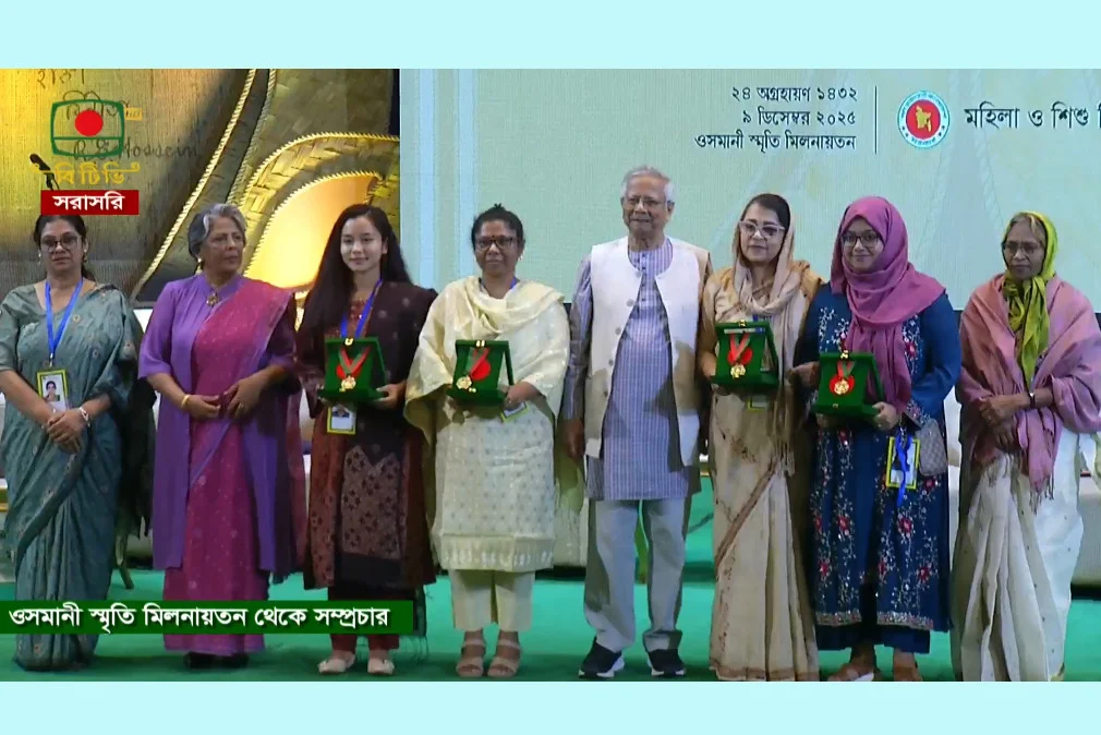 ৪ নারীর হাতে বেগম রোকেয়া পদক তুলে দিলেন প্রধান উপদেষ্টা