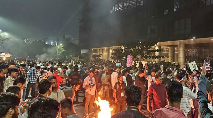 মোবাইল ব্যবসায়ীদের আন্দোলন: বিটিআরসি ঘেরাও, অবরুদ্ধ চেয়ারম্যানসহ কর্মকর্তারা