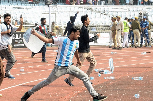 কনুইয়ের গুঁতো ও নখের আছড়ে বিশৃঙ্খলা, মাঠ ছাড়লেন মেসিরা কনুইয়ের গুঁতো ও নখের আছড়ে বিশৃঙ্খলা, মাঠ ছাড়লেন মেসিরা