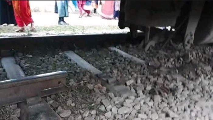 রেললাইন তুলে ফেলায় ঢাকা–ময়মনসিংহ রেল যোগাযোগ বন্ধ