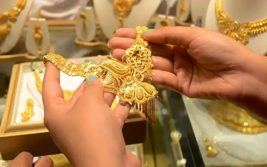 এক লাফে ভরিতে ১৬ হাজার ২১৩ টাকা বেড়ে দেশে স্বর্ণের দামে নতুন ইতিহাস