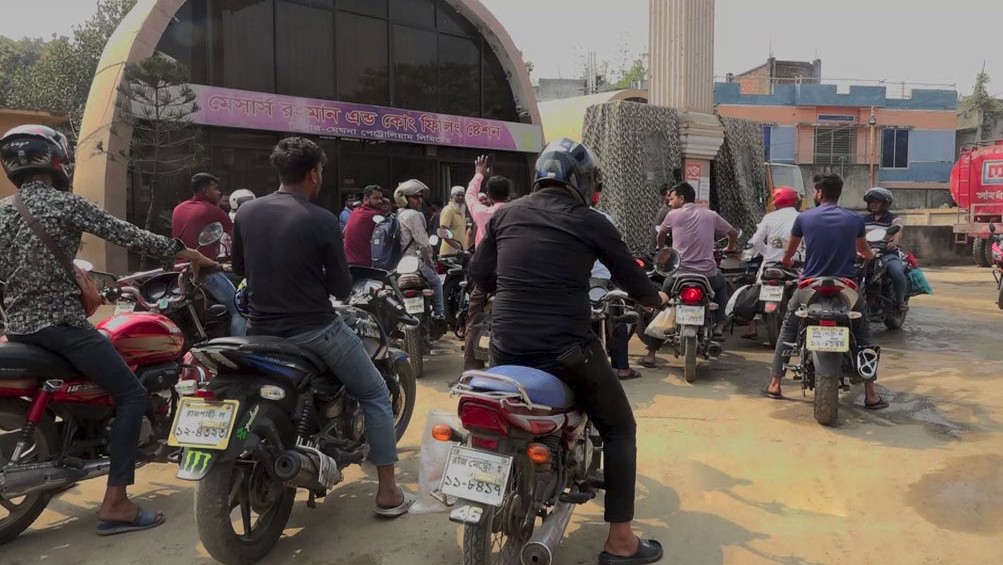 আজ থেকে নতুন পদ্ধতিতে জ্বালানি তেল বিক্রি, কোন গাড়িতে মিলছে কত লিটার?