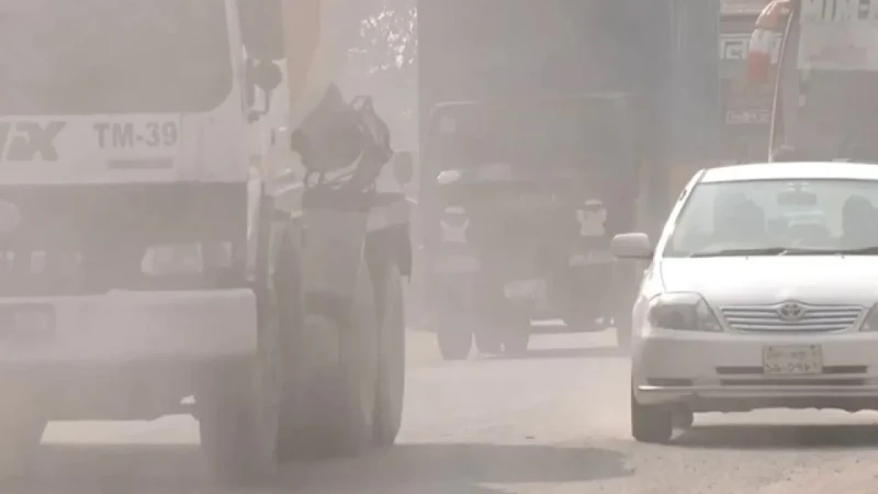 সাতসকালে বায়ুদূষণের কবলে ঢাকা