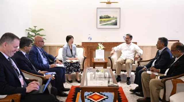 প্রধানমন্ত্রীর সঙ্গে এআইআইবি প্রতিনিধি দলের সাক্ষাৎ