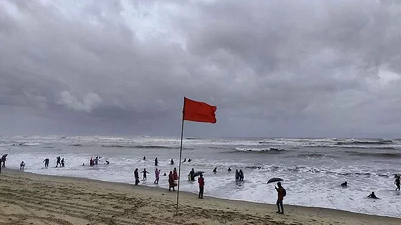 ৩ জেলার জন্য সতর্কবার্তা, নদীবন্দরে হুঁশিয়ারি সংকেত