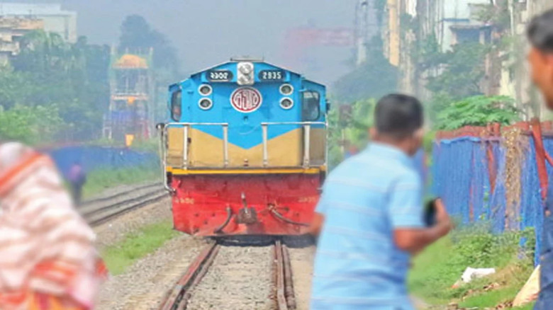 কুড়িলে ট্রেনের ধাক্কায় প্রাণ গেল যুবকের