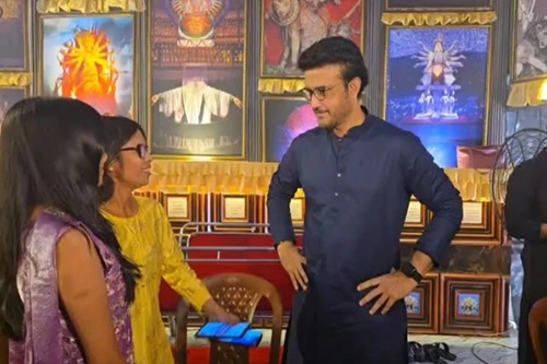 স্ত্রী-কন্যাকে নিয়ে বেহালা প্লেয়ার্স কর্নারের পুজোয় সৌরভ, দিলেন সতর্কবার্তা